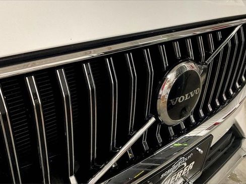 Certified 2022 Volvo XC60 T8 Inscription w/ Advanced Package image 28