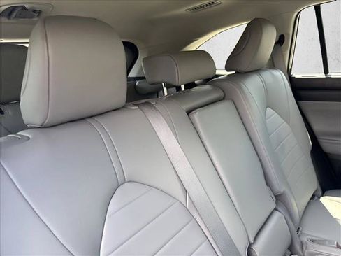 Used 2022 Toyota Highlander XLE AWD/4WD image 21
