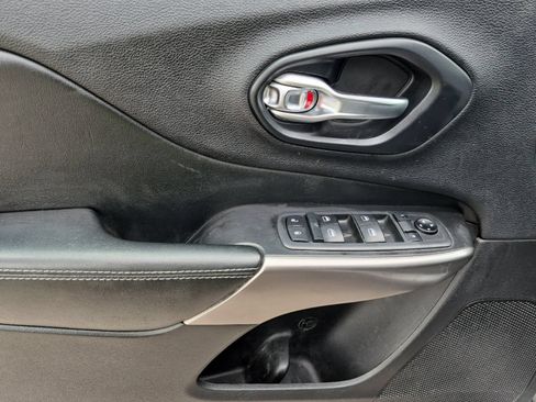 Used 2019 Jeep Cherokee Latitude w/ Popular Appearance Group FWD image 10
