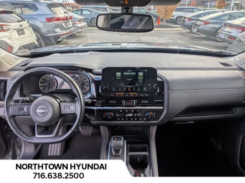 Used 2022 Nissan Pathfinder Platinum image 12
