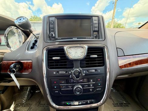 Used 2015 Chrysler Town & Country Touring FWD image 16