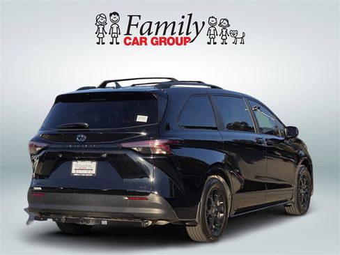 Used 2025 Toyota Sienna XLE Woodland Edition image 4