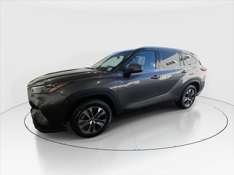 Certified 2022 Toyota Highlander XLE image 1