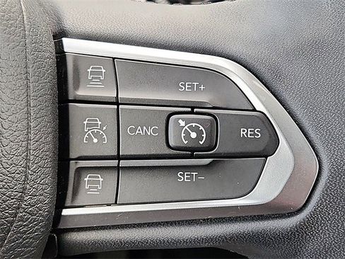 Used 2023 Jeep Compass Limited image 18