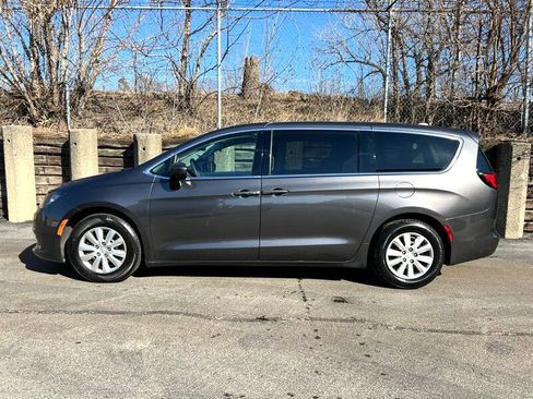 Used 2020 Chrysler Voyager L image 8