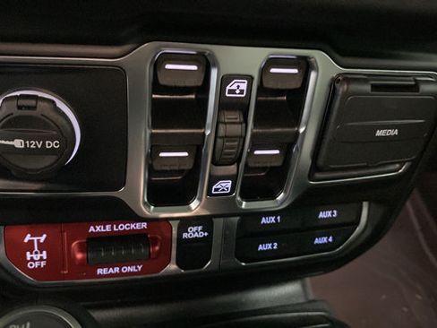Certified 2025 Jeep Gladiator Mojave AWD/4WD image 32