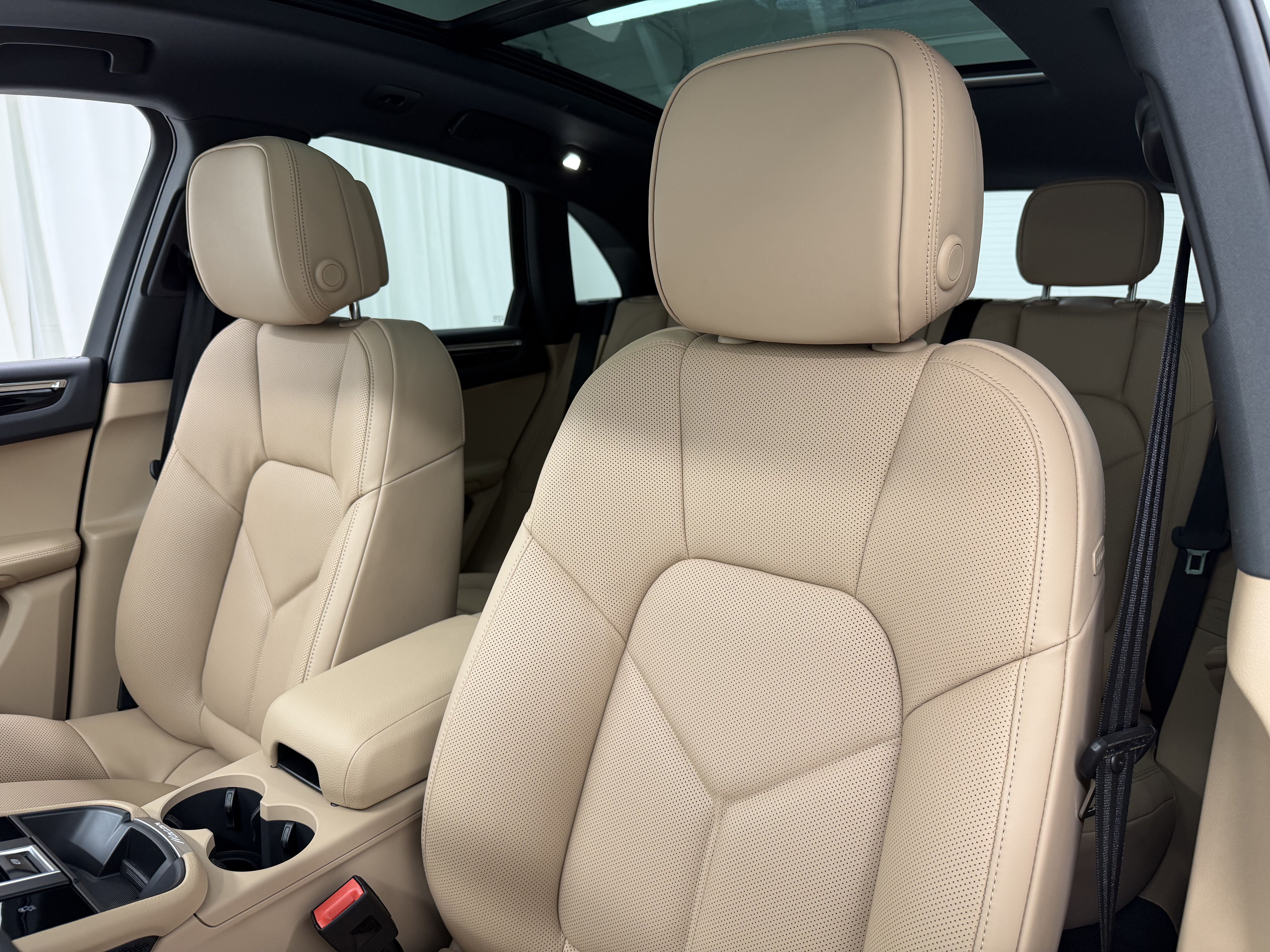 Certified 2026 Porsche Macan AWD/4WD image 32