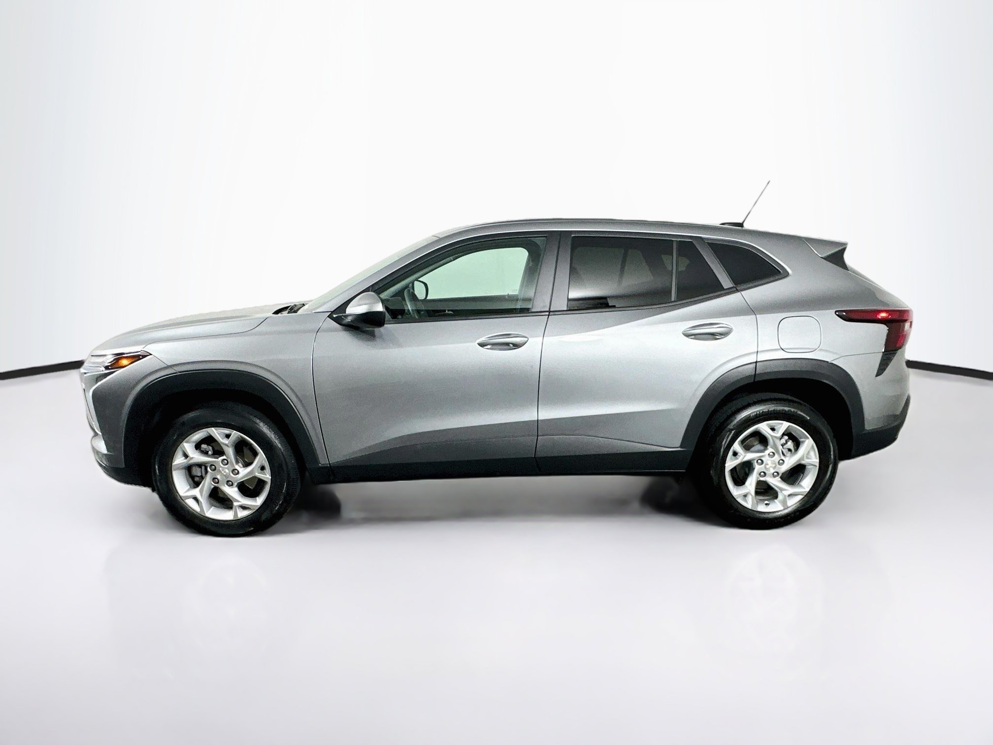 Used 2025 Chevrolet Trax LS w/ LS Convenience Package FWD image 4