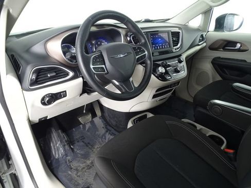 Used 2021 Chrysler Voyager L FWD image 20