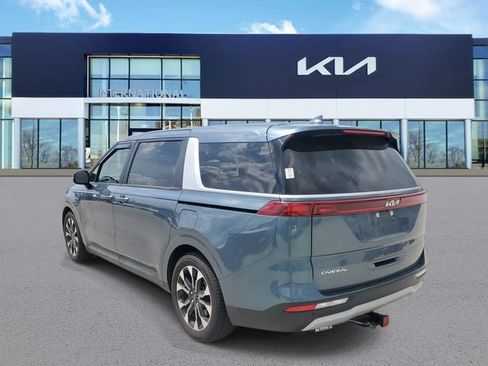 Used 2024 Kia Carnival EX FWD image 4
