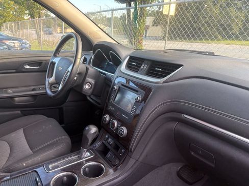 Used 2015 Chevrolet Traverse LT w/ Style and Technology Package FWD image 11
