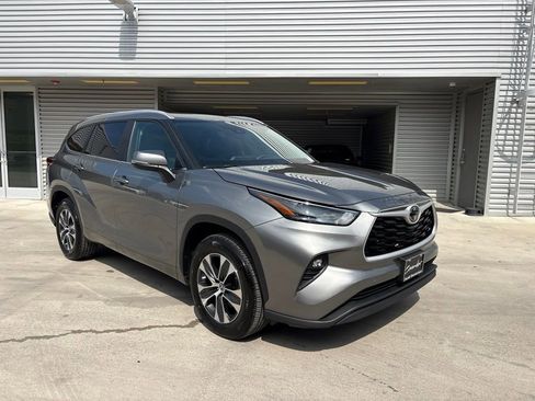 Used 2025 Toyota Highlander XLE FWD image 3