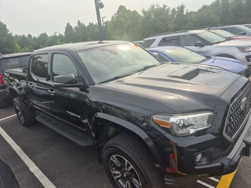 Used 2019 Toyota Tacoma TRD Sport w/ TRD Premium Sport Package AWD/4WD image 3