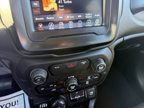 Used 2018 Jeep Renegade Latitude AWD/4WD image 27
