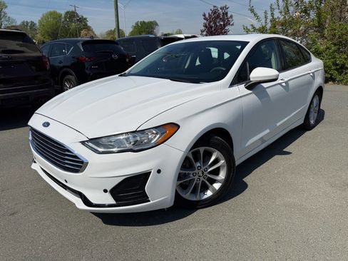 Used 2019 Ford Fusion SE FWD image 1