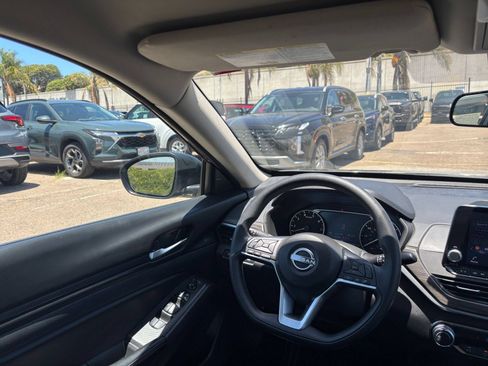 Used 2025 Nissan Altima 2.5 SV FWD image 33
