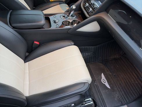 Used 2021 Bentley Bentayga Plug-In Hybrid image 6