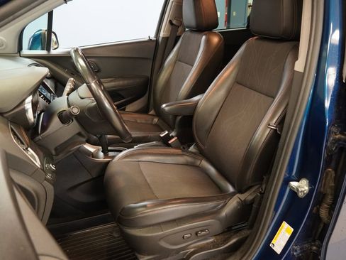 Used 2019 Chevrolet Trax LT w/ LT Convenience Package FWD image 3