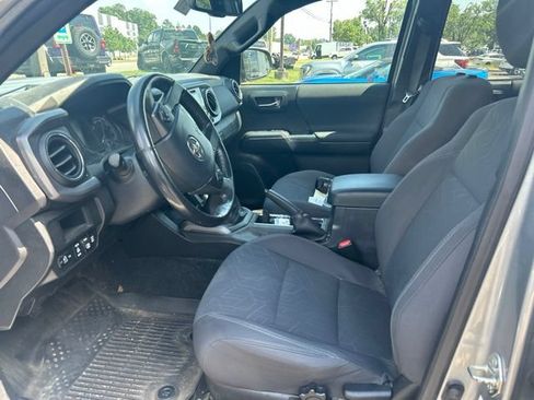 Used 2017 Toyota Tacoma TRD Sport w/ Tow Package AWD/4WD image 2