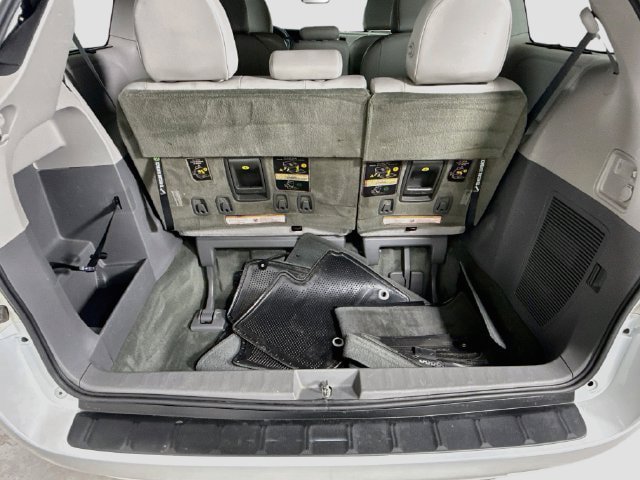 Certified 2017 Toyota Sienna XLE FWD image 28