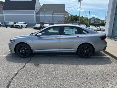 New 2025 Volkswagen Jetta SE image 4