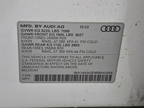 Used 2024 Audi Q8 e-tron Premium image 34