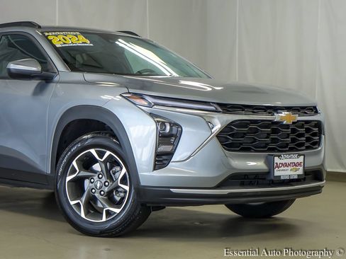 Used 2024 Chevrolet Trax LT w/ LT Convenience Package FWD image 3