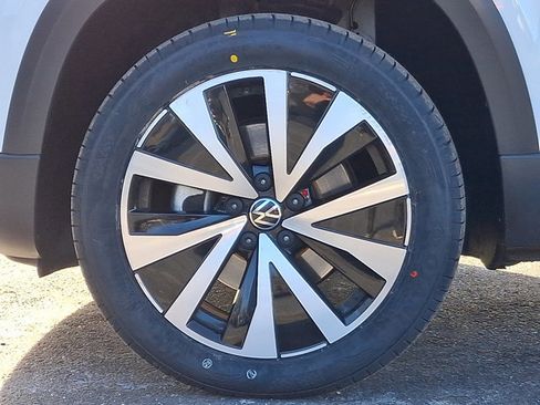 Used 2022 Volkswagen Taos SE image 9