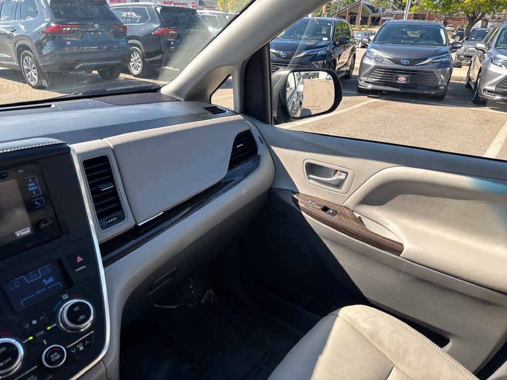 Used 2017 Toyota Sienna XLE Premium w/ Outdoor Package AWD/4WD image 29