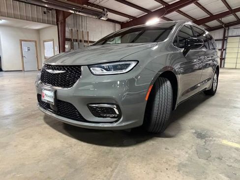 Used 2025 Chrysler Pacifica Select FWD image 3