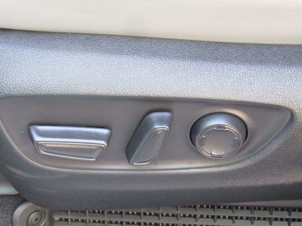 Used 2025 Toyota Sienna XLE FWD image 13