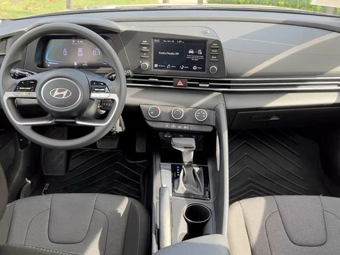 Certified 2025 Hyundai Elantra SE image 22