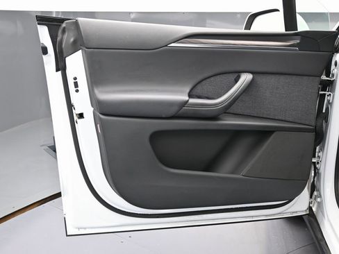 Used 2022 Tesla Model X image 43