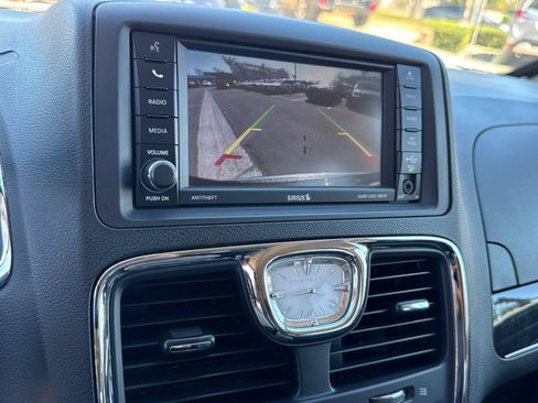 Used 2014 Chrysler Town & Country Touring FWD image 18