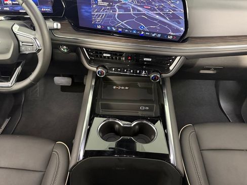 Used 2026 Chevrolet Suburban Premier AWD/4WD image 17