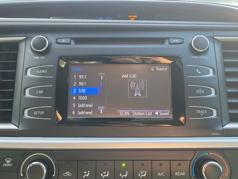 Used 2018 Toyota Highlander LE image 31