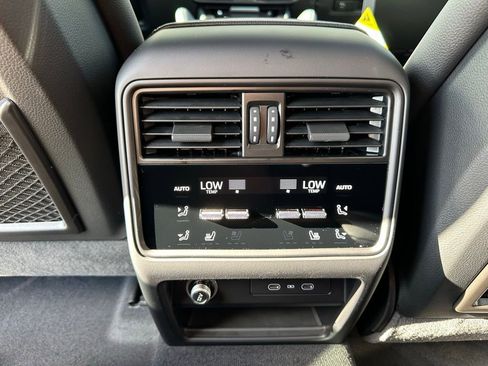 Used 2026 Porsche Cayenne AWD/4WD image 38