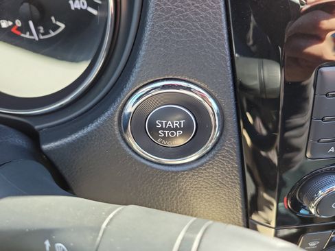 Used 2018 Nissan Rogue SV w/ Premium Package image 31