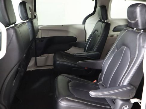 Used 2023 Chrysler Pacifica Touring-L FWD image 16