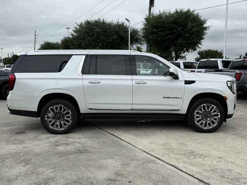 Used 2023 GMC Yukon XL Denali Ultimate AWD/4WD image 3