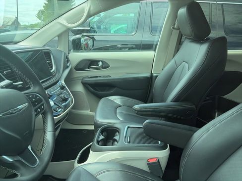 Used 2024 Chrysler Pacifica Touring-L w/ Road Tripper Package FWD image 5
