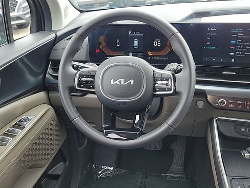 Used 2025 Kia Carnival FWD image 9