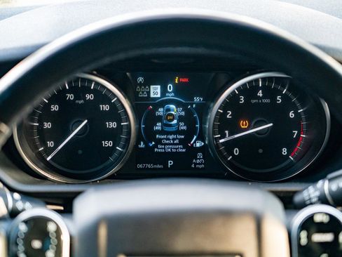 Used 2019 Land Rover Discovery SE image 18