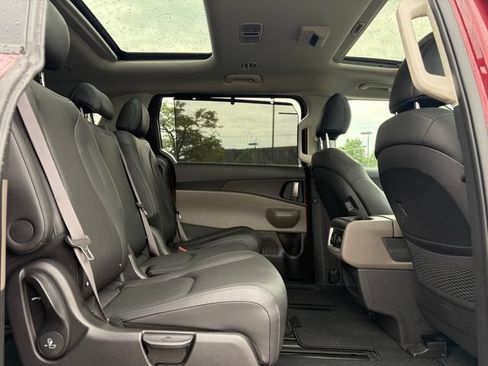 Certified 2025 Kia Carnival SX FWD image 8