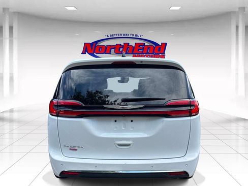 Used 2024 Chrysler Pacifica Touring-L FWD image 6