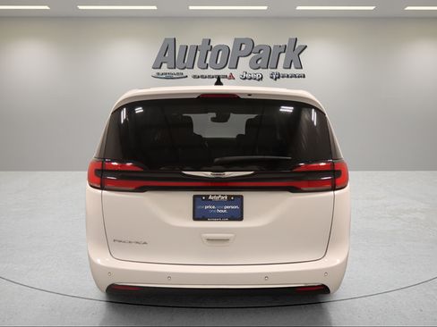 Certified 2023 Chrysler Pacifica Touring-L FWD image 8