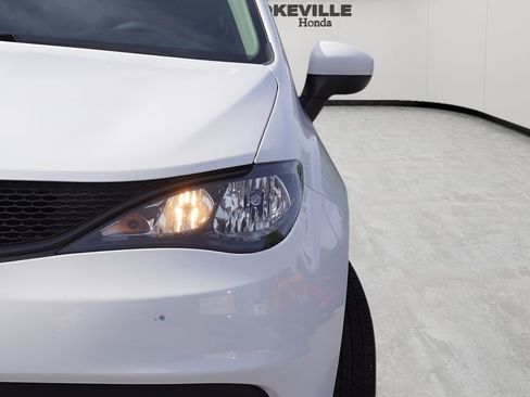 Used 2023 Chrysler Voyager LX image 5