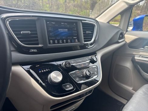 Used 2020 Chrysler Pacifica Touring-L w/ Tire & Wheel Group FWD image 11