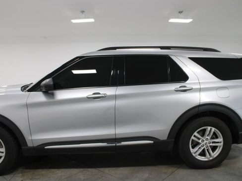 Used 2021 Ford Explorer XLT RWD image 6