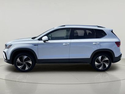 Used 2024 Volkswagen Taos SE w/ Panoramic Sunroof Package